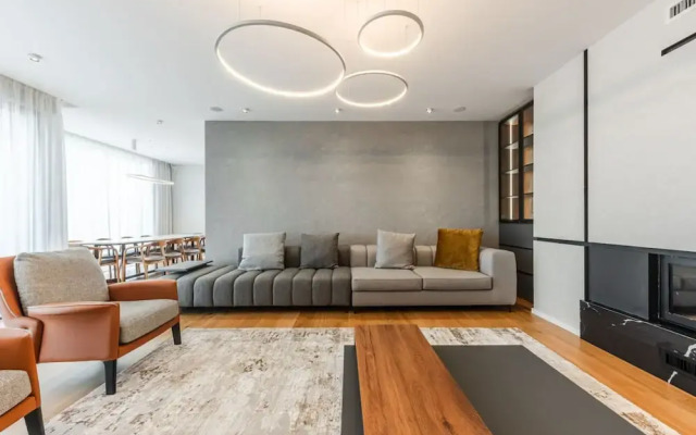 Villa Serenity Luxury Lakeside Manor