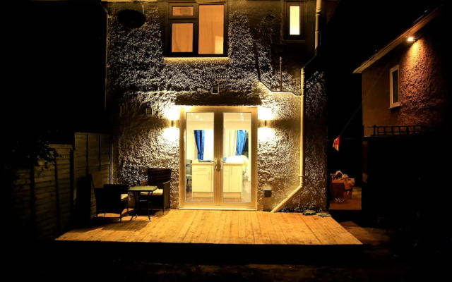 A Modern, Comfy Newly Remodeled 2bd House