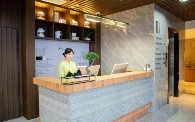 Qiuguo Hotel (Guangzhou Talujiang Metro Station)