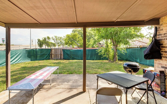< 1 Mi to Lake Ray Hubbard: Home w/ Patio!
