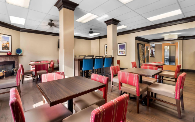 Comfort Suites At Rivergate Mall