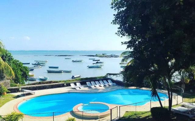 Residence With 6 Seafront Bungalows and Swimming