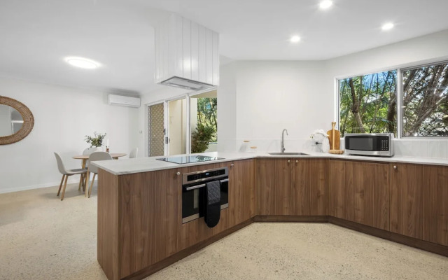 Burleigh Breeze 2 Bed Beach Walk