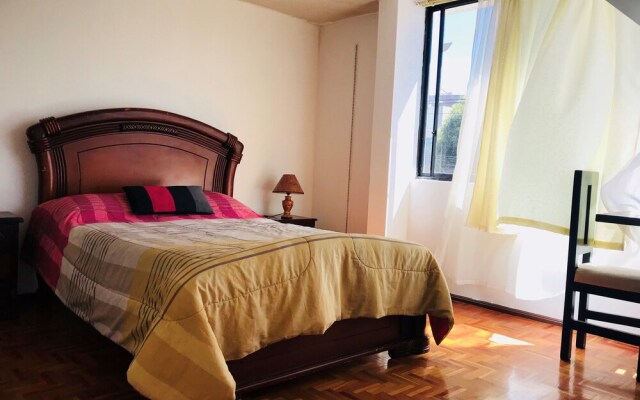 Blue Door Housing Modern Quito - Hostel
