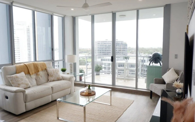 Beautiful 1 Bedroom Gold Coast Retreat With Free Parking
