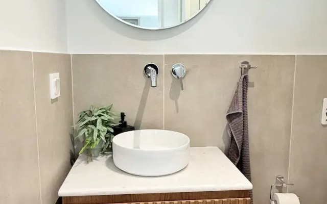 Azure Loft - 3min Walk to Beach, 10min to Old Town
