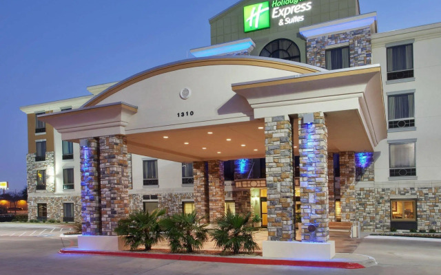 Holiday Inn Express Hotel & Suites Dallas South - Desoto by IHG