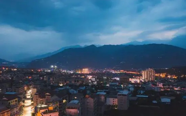 Huayu Light Luxury Hotel