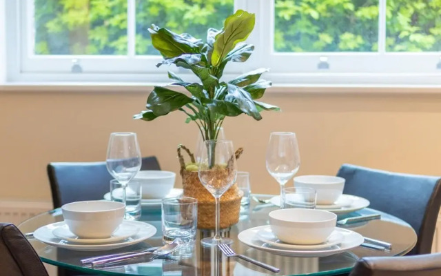 Two Bedroom Apartment in Hammersmith 201a, London