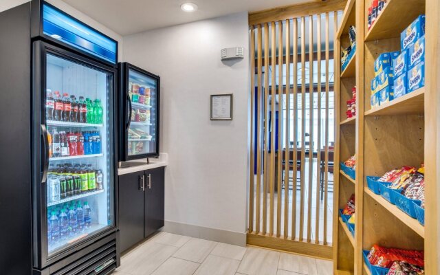 Holiday Inn Express & Suites Denton South by IHG