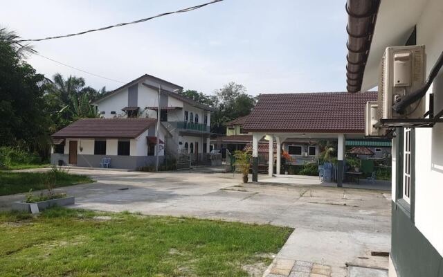 MRI Homestay Sg Buloh - Village Bungalow with Swimming Pool