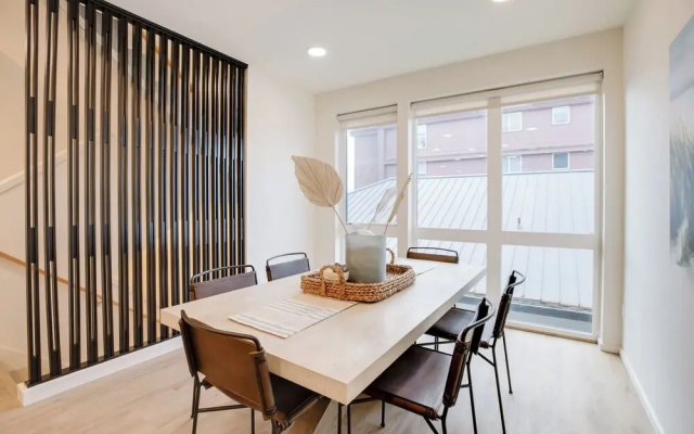 Luxe Seaside Vacation Rental: Walk Downtown!
