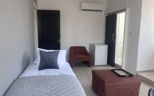 Phaedrus Living Hoopoe Residencies 207