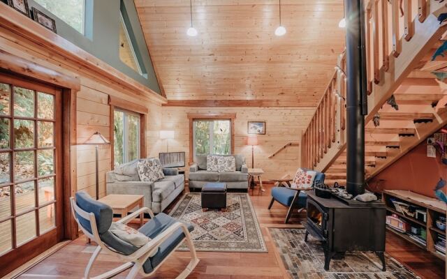 21gs - Log  - Pets Ok - Sleeps 6 3 Bedroom Home by RedAwning