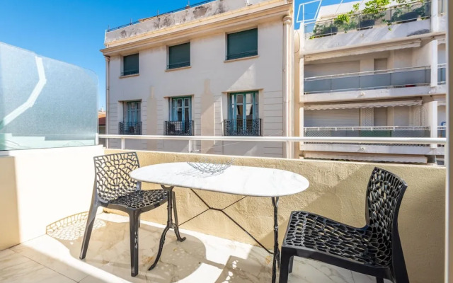 Large Studio Apartment With Terrace and sea View