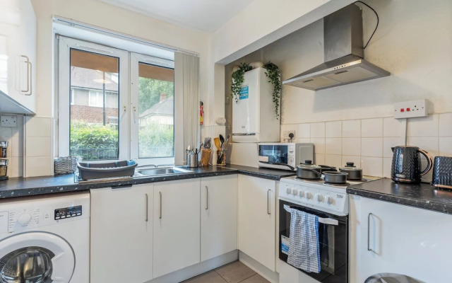 2 Bedroom Apartment - Parking, Wifi, Central