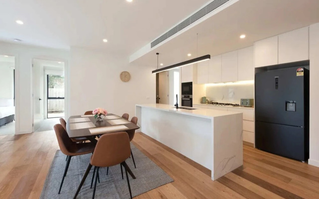 Modern 3 Bedroom Getaway Next to Chadstone