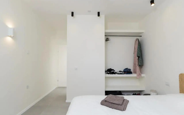Stylish & Spacious 3 bedroom apartment by the Sea
