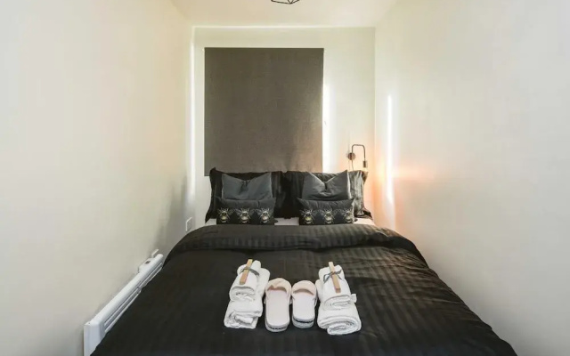 Luxe Living in a 2-bedroom Canary Wharf Haven
