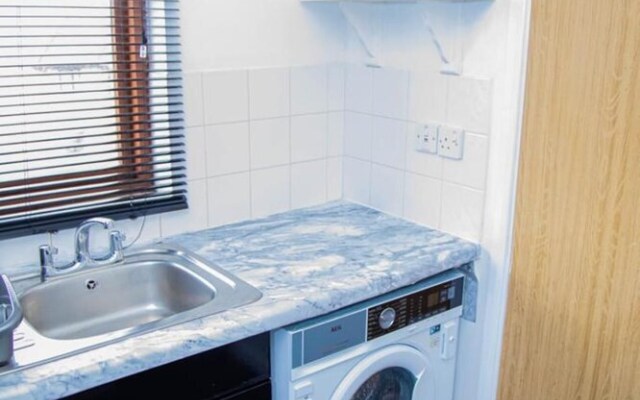 Cozy Two Bedroom Apartment Located in Gravesend