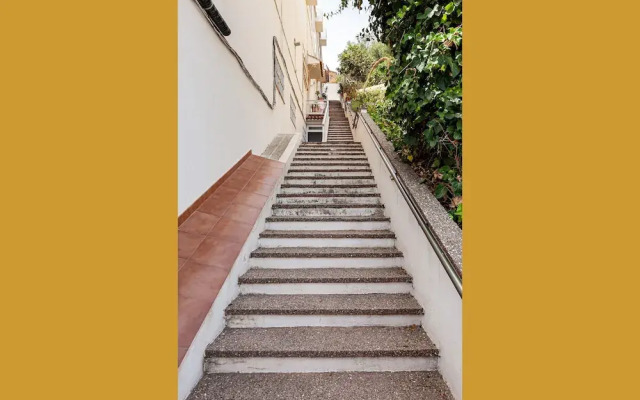 Sea View Apartment 2 Min Walk From the Beach