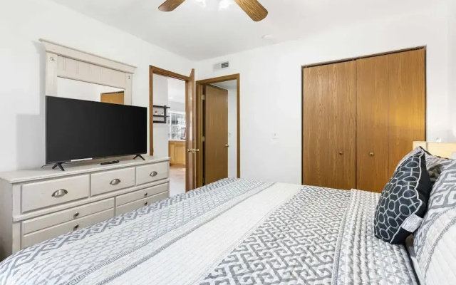 Scenic Lakeview Stay for 5!