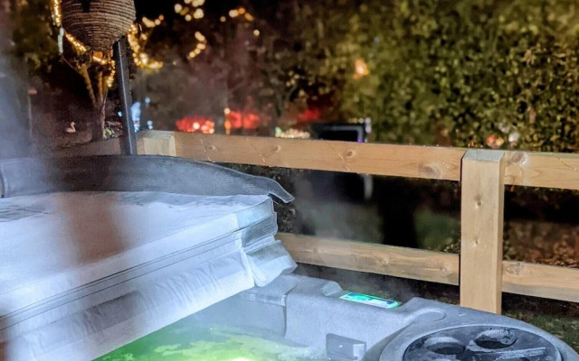 Owl Lodge With Hot Tub and Massage Treatments