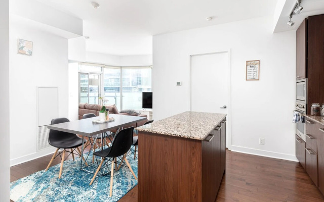 Downtown Toronto Condo near Scotiabank Arena