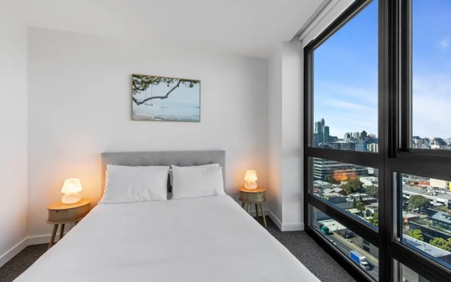Stylish 1-bed With Pool Gym & Stunning Views – Guest Rooms – Melbourne