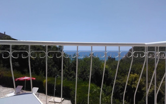 Stunning Beach Apart-sleeps 5! Pool & Sea Views!