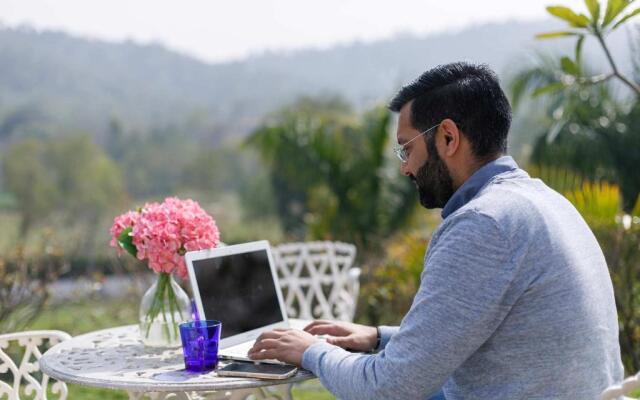 StayVista at Brickwood Hill with Outdoor Infinity Pool & Jacuzzi