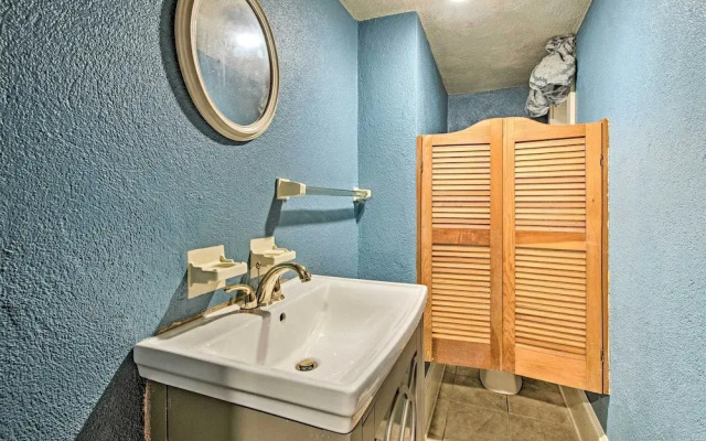 Hot Tub & Mtn Views: Expansive Hazleton Retreat