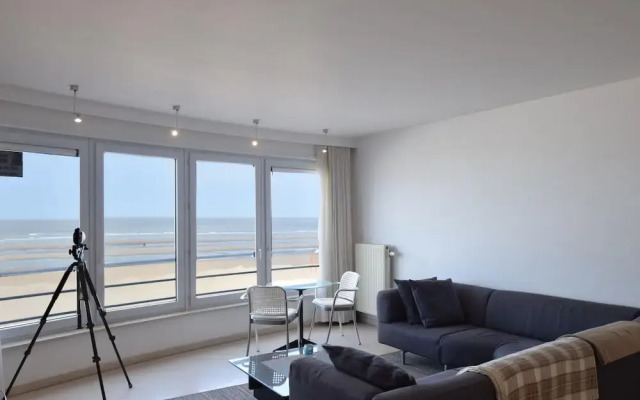 Apartment on Zeedijk With Sea View