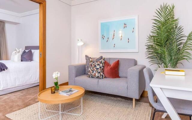 Stylish Central City Apartment with  Pool and Gym