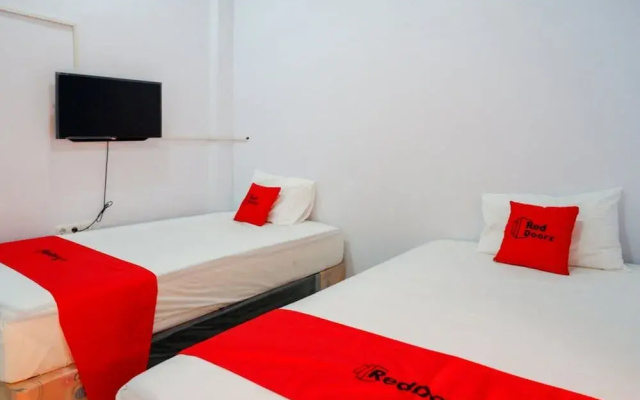 RedDoorz @ Jalan Adiyaksa Panakkukang