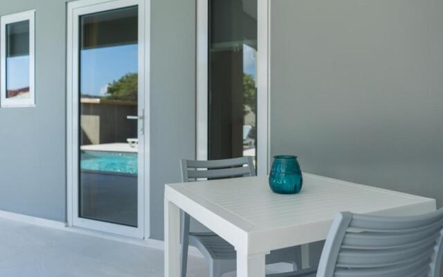 Hideout Suites - steps from Eagle Beach