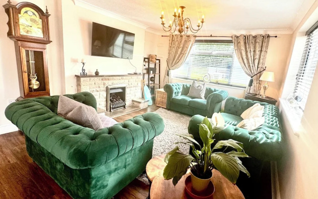 Peveril House, Spacious Eco-friendly Holiday Home