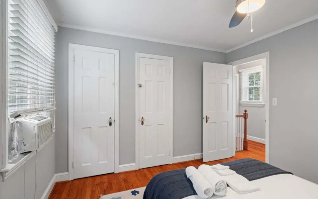 Charming Townhouse Retreat by Cozysuites