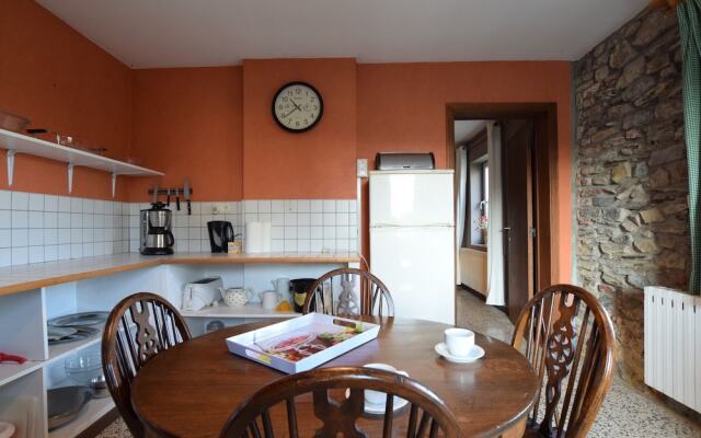 house in an hilly region, opposite the Ourthe