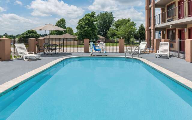 Days Inn & Suites by Wyndham Springfield on I-44