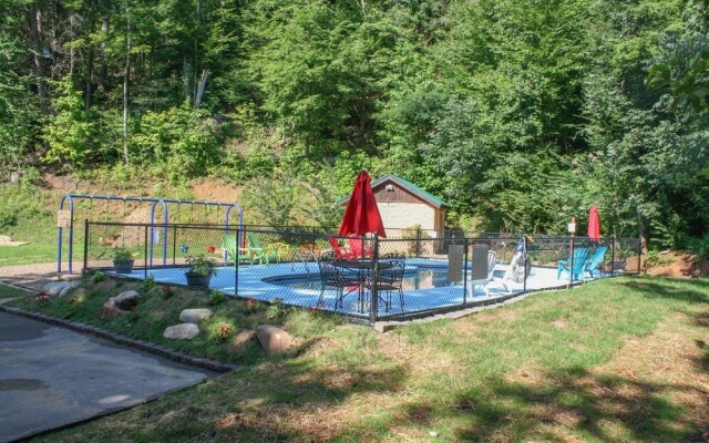 270 Black Bear 3 Bedroom Cabin by RedAwning