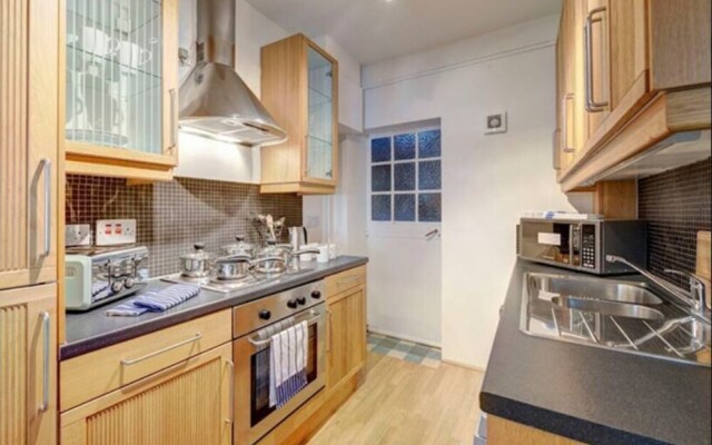 Two Bed Flat in Fashionable Chelsea