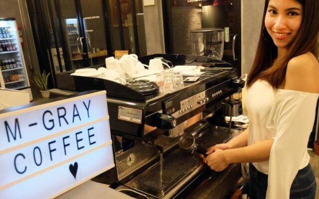 M Gray Hostel & Cafe