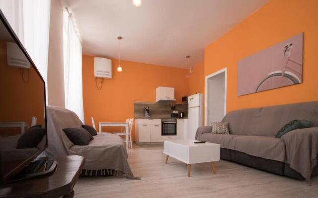 LA FONTAINE NEUVE-AVALLON-5 PERSONNES-1 CHAMBRE-3 LITS-parking-wifi