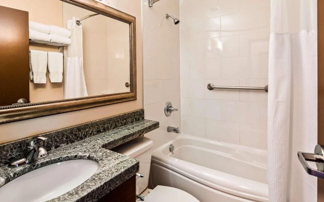 Best Western Plus Chocolate Lake Hotel