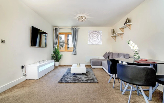 Free Parking Two Bedroom Apartment