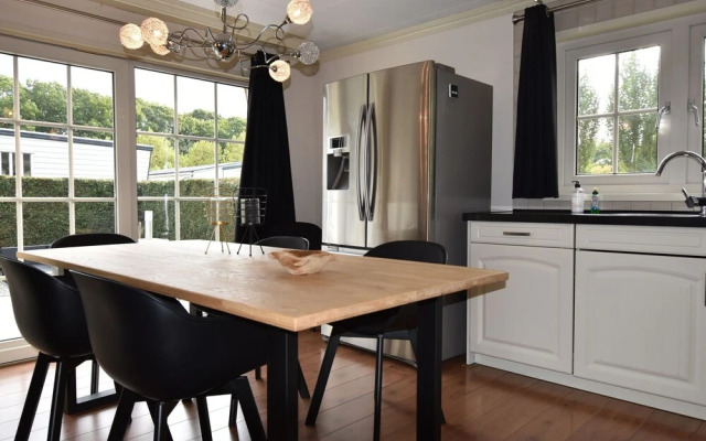 Modern Holiday Home in Kaatsheuvel with Hot Tub