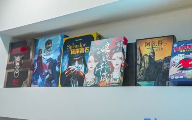 Shanghai Nora Zora Holiday Manor