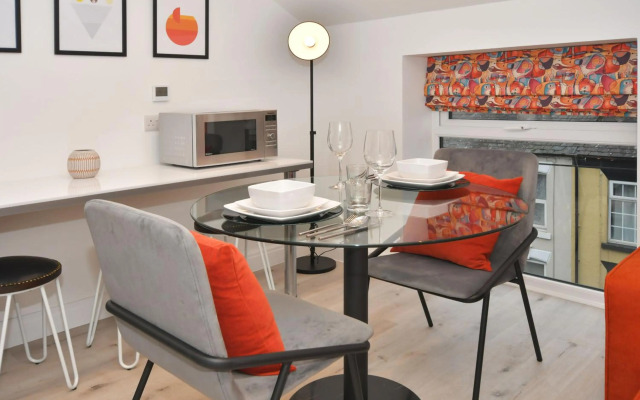 Antrobus Deluxe Apartments by YourStays