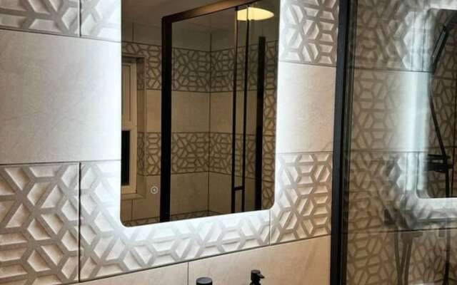 Elegant 2-bedroom Apartment Near City Centre